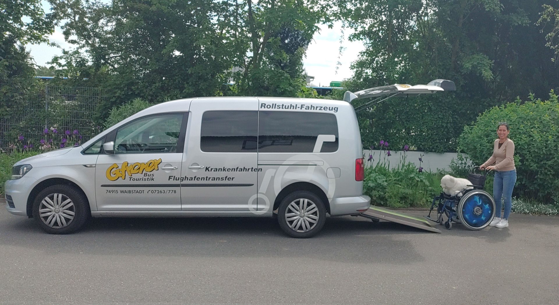 Rollstuhl-Fahrzeug von Gfrerer mit ausgeklappter Rampe